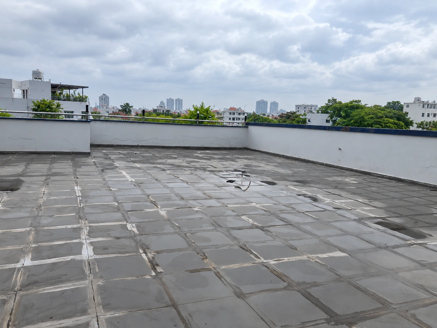 Sân thượng lát gạch đọng nước sau mưa