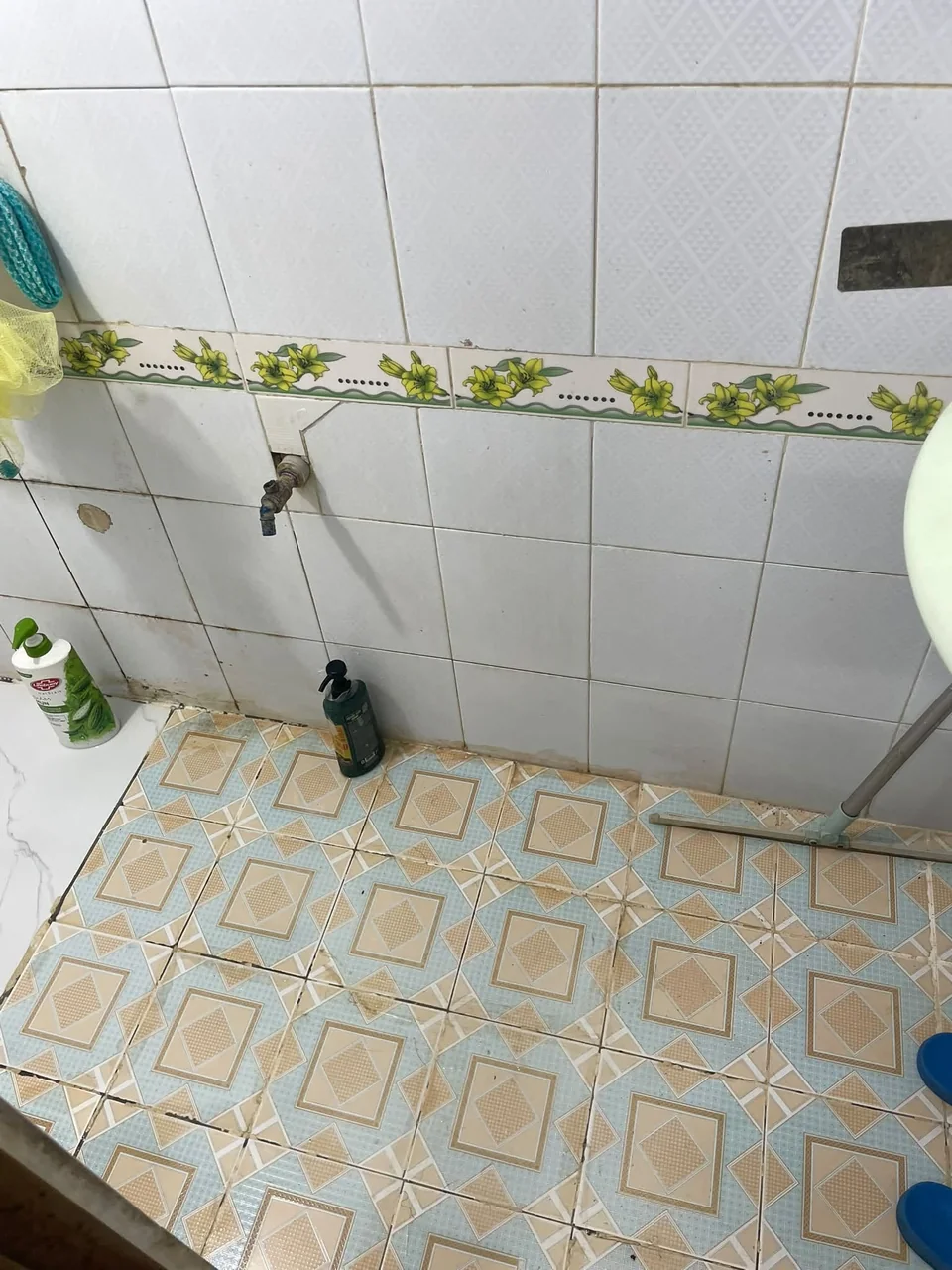 Vị trí tiếp giáp ở khu vực nhà vệ sinh