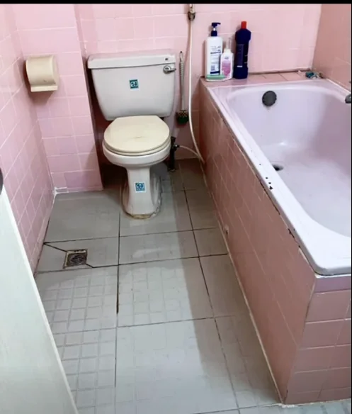 Sàn và chân tường nhà vệ sinh